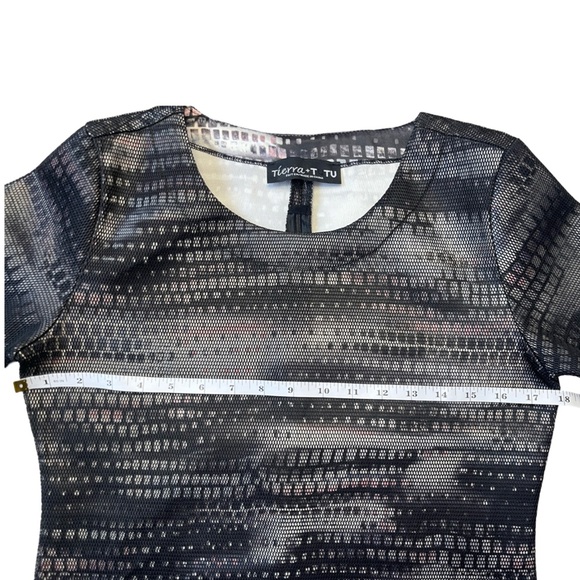 Tierra + Tutu Structured Abstract Black Gray Short Sleeve Cropped Top - J4 - Picture 4 of 7